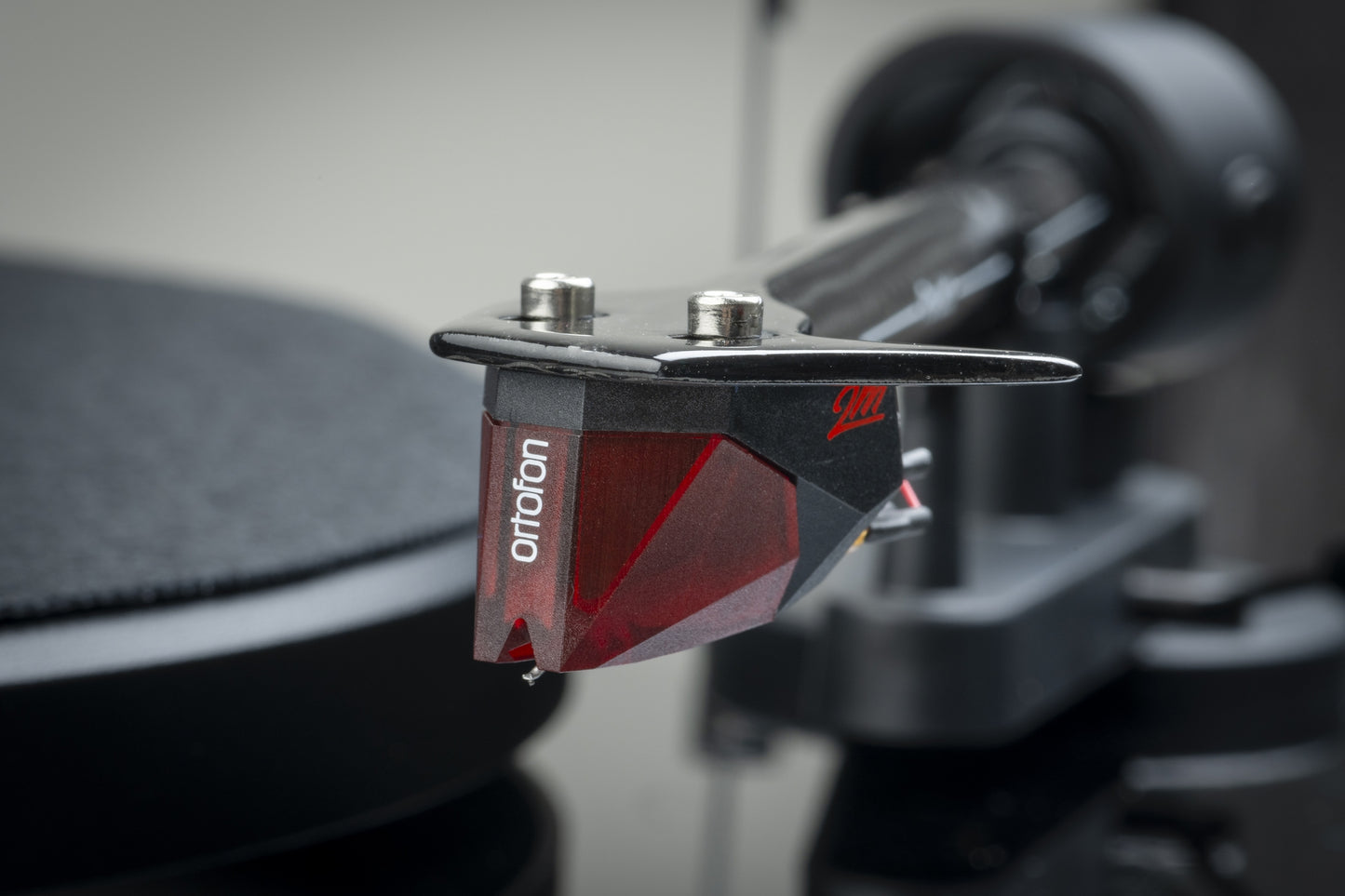 PRO-JECT DEBUT CARBON CLASSIC WITH ORTOFON 2M RED CARTRIDGE BLACK